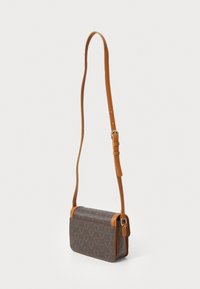 Καφέ τσάντα χιαστί με υφή, ταμπά δερμάτινες λεπτομέρειες, ρυθμιζόμενο λουρί και ορθογώνιο σχήμα με κλείσιμο με φερμουάρ.