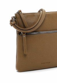Borsa a tracolla in pelle marrone con texture, dotata di una tracolla rimovibile e una tasca con zip frontale, etichettata con "EMILY & NOAH."