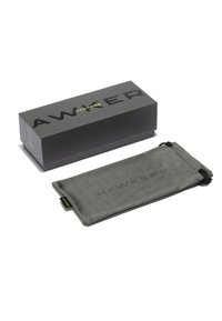 Szürke szövetzseb fűzővel és dombornyomott "HAWKERS" logóval; egy ugyanolyan márkajelzésű fekete doboz mellett bemutatva.