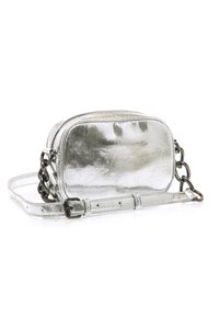 Borsa a tracolla metallica argento con finitura testurizzata, forma ovale, chiusura a zip e tracolla decorata con catena. Design compatto e funzionale.