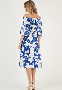 LELA REGULAR FIT - Freizeitkleid - ecru blue