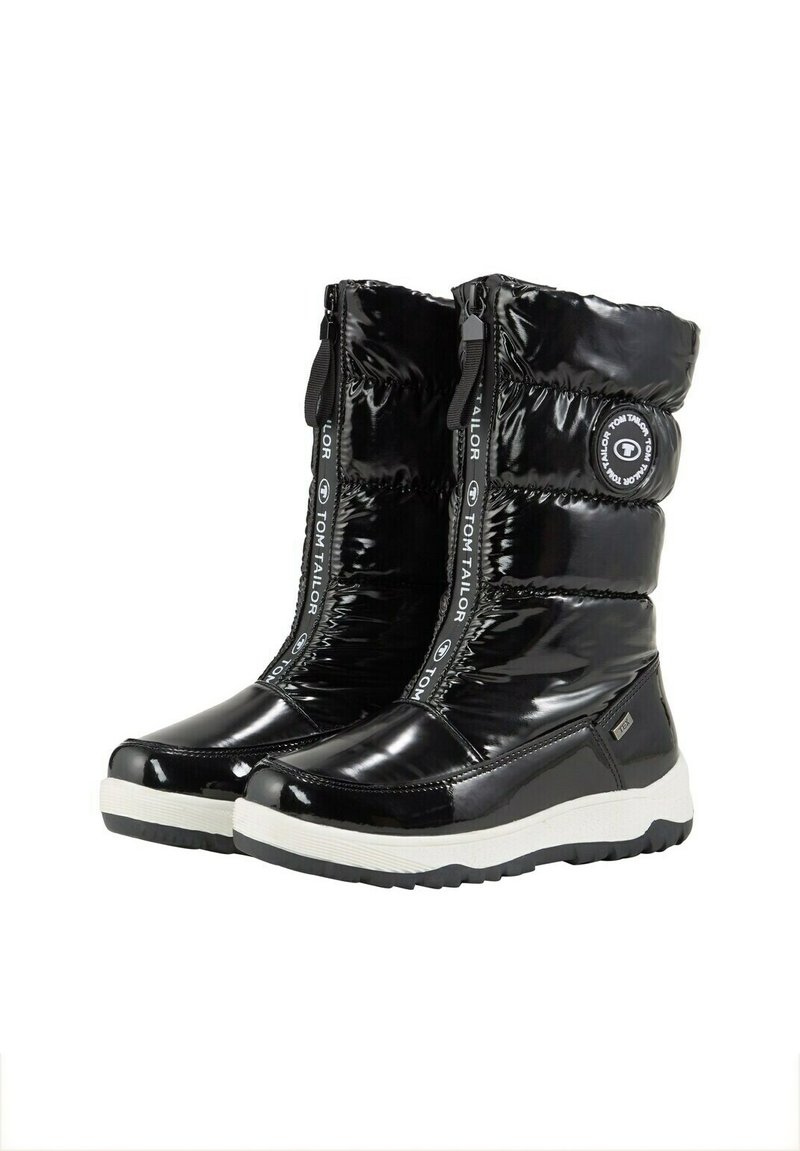 Botas sintéticas negras y brillantes con parte superior acolchada, cremalleras a cada lado y una suela de goma blanca y texturizada. Logo de la marca en el caño.