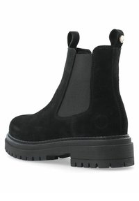 Zwarte suède Chelsea boots met elastische zijpanelen, ronde neus en een dikke rubberen profielzool. Voorzien van een achterste lussen voor gemakkelijk aan- en uittrekken.