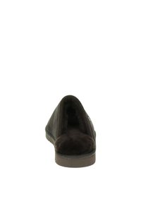 Donkerbruine slipper met een zachte, pluche binnenkant en een eenvoudig ontwerp. Heeft een ronde neus en een platte rubberen zool voor comfort en ondersteuning.