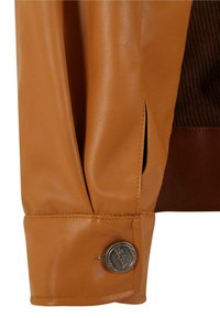 Braune Lederjacke mit einem Ärmel aus strukturiertem Stoff innen. Mit einem Knopfakzent und gerafftem Design für eine taillierte Passform.