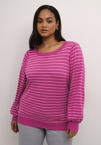 Helles pinkes Sweatshirt mit weißen horizontalen Streifen, runder Ausschnitt, langen Puffärmeln und gerippten Bündchen. Weicher Stoff, lockere Passform.