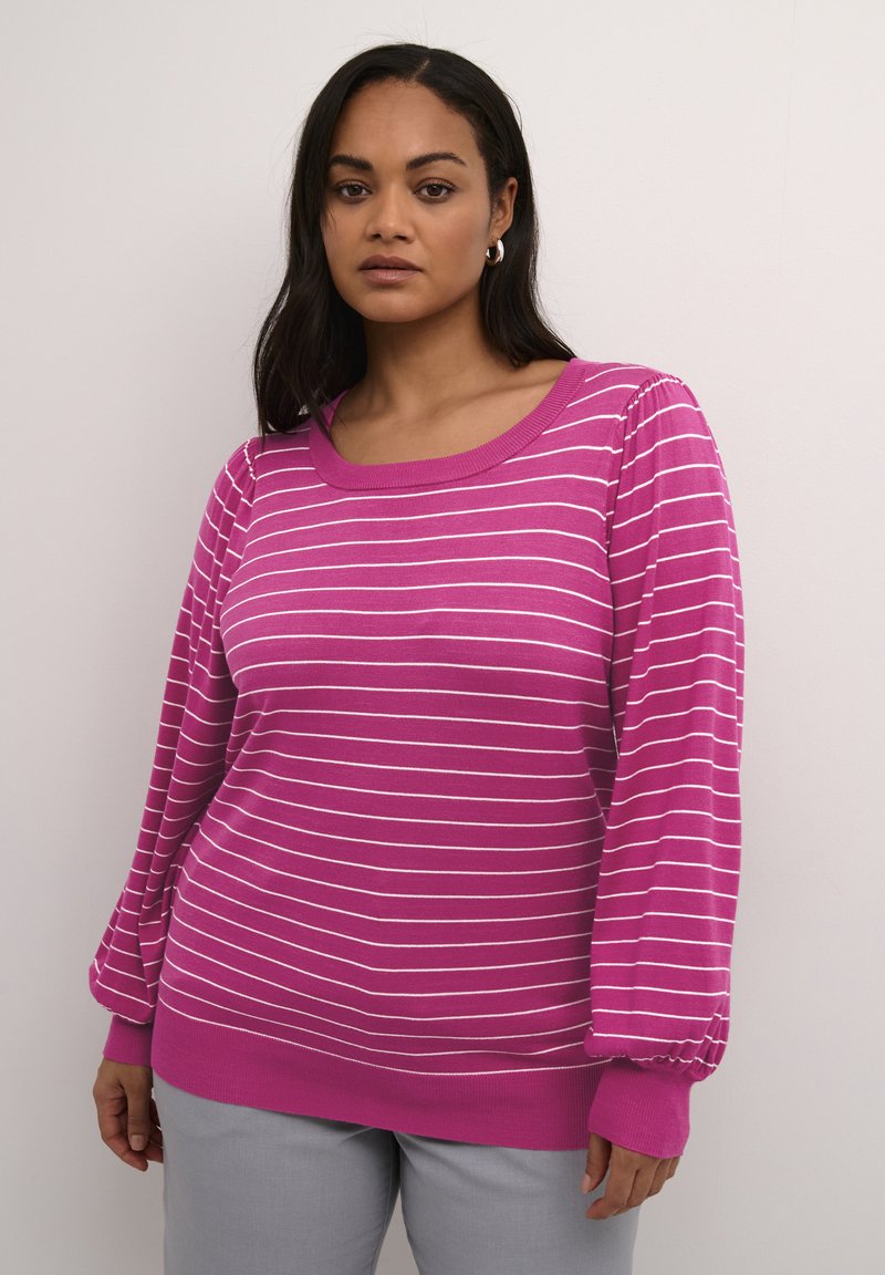 Pull rose vif avec des rayures blanches horizontales, encolure ronde, manches longues bouffantes et poignets côtelés. Tissu doux, coupe décontractée.