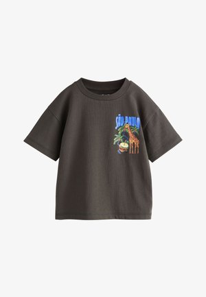 Tamnosiva majica kratkih rukava s natpisom "São Paulo" i šarenim žirafom, palmama i bubnjem na lijevoj strani prsnog koša.