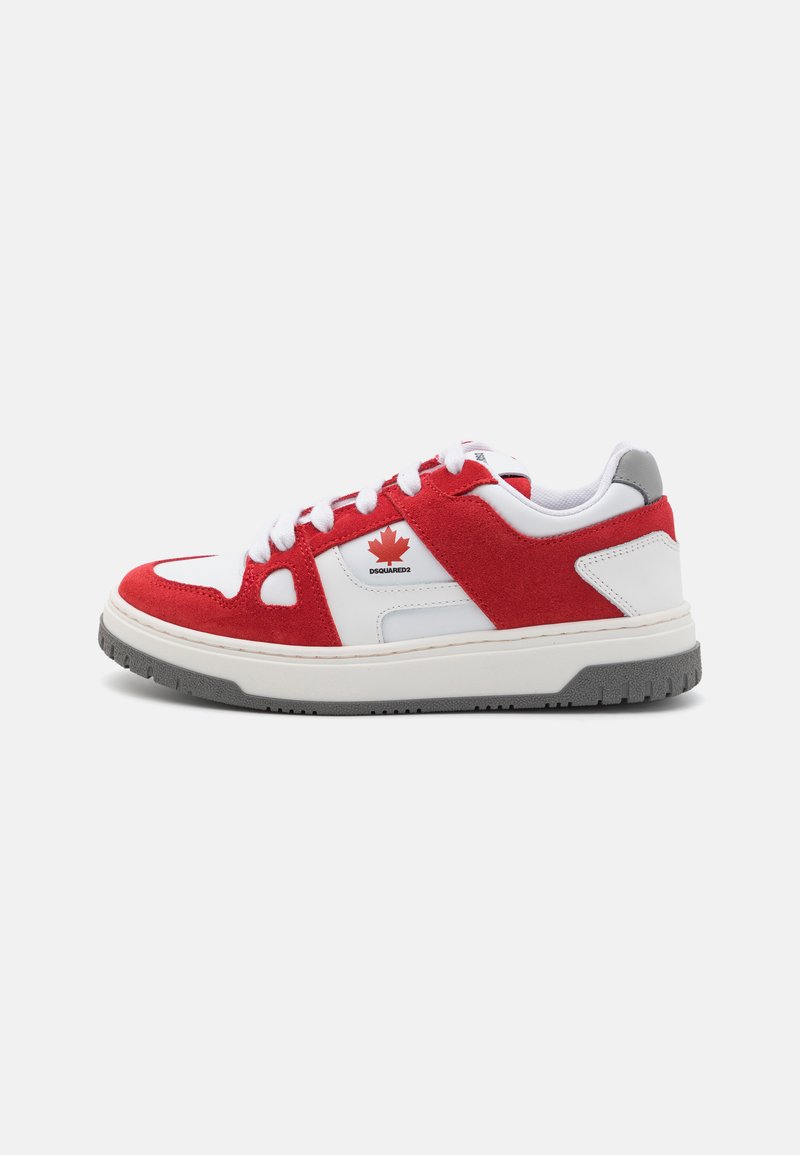 Zapatilla deportiva roja y blanca con materiales de ante y malla, que cuenta con un cierre de cordones, cuello acolchado, suela gris y detalle del logo.