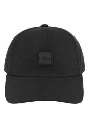 Czarna bawełniana czapka z daszkiem o zakrzywionym rondzie, z małą kwadratową naszywką na przodzie z napisem "BOSS".
