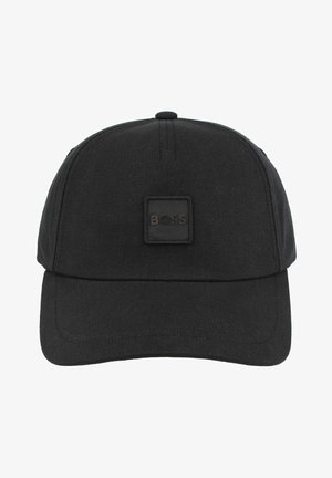 Czarna bawełniana czapka z daszkiem o zakrzywionym rondzie, z małą kwadratową naszywką na przodzie z napisem "BOSS".