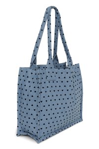 Mėlyna audinio pirkinių krepšys su juodų širdžių raštu ir dviem ilgomis rankenomis, stovintis vertikaliai, tūriniu kūno formos.