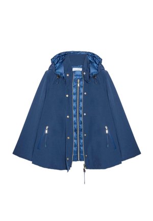 Blauer Kapuzen-Cape-Mantel mit Frontreißverschluss und Druckknöpfen, ausgestattet mit zwei Reißverschlusstaschen und einem gesteppten Innenfutter, das vorne sichtbar ist.