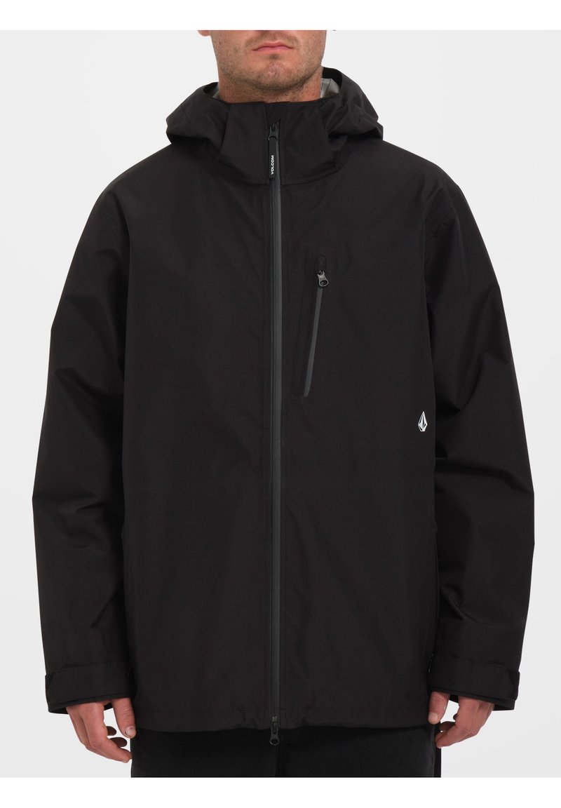 Czarna wodoodporna kurtka z pełnym zamkiem, regulowanym kapturem i zapinaną na zamek kieszenią na piersi. Posiada logo po lewej stronie.
