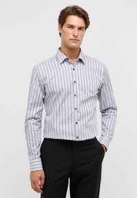 Witte dress shirt met verticale blauwe en bordeauxrode strepen, button-down kraag, slim fit ontwerp, lange mouwen en donkere knopen.