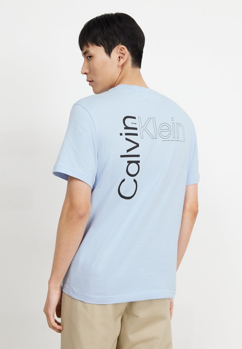 Calvin Klein ANGLED BACK LOGO - T-shirts med print - kentucky blue