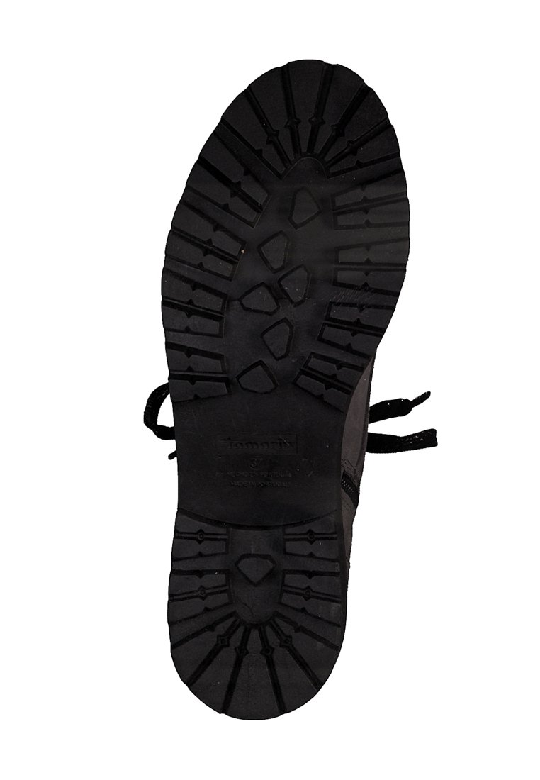 Schwarze Gummisohle mit tiefen Profilmustern. Die Seitenansicht zeigt ein strukturiertes Material und schwarze Schnürsenkel. Branding ist auf der Zwischensohle sichtbar.