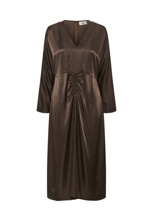 Brūns satīna kleita ar V veida izgriezumu, trīs ceturtdaļu piedurknēm, savilkuma detaļām jostasvietā un aizmugurējo rāvējslēdzēji. Gluda tekstūra.