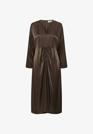 Barna selyemruha V-nyakkivágással, háromnegyedes ujjal, ráncolt részletekkel a deréknál és hátsó cipzáras záródással. Simító textúra.
