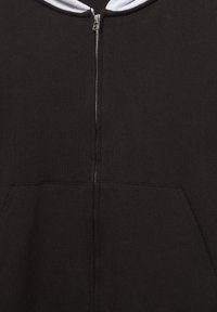 Felpa nera con zip, caratterizzata da un colletto interno bianco a contrasto, tasca frontale e tessuto a trama ruvida. La zip a vista aggiunge un dettaglio funzionale.