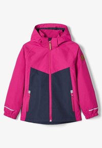 Jasně růžová voděodolná bunda s námořnickým modrým předním panelem, plným zipem, nastavitelnou kapucí a reflexními detaily. Jemná, hladká textilie.
