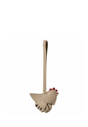 Portachiavi in pelle beige a forma di pollo stilizzato con cresta rossa e cinturino ad anello per appendere.