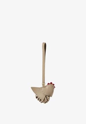 Portachiavi in pelle beige a forma di pollo stilizzato con cresta rossa e cinturino ad anello per appendere.