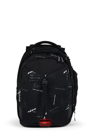 Schwarzer Rucksack mit geometrischen weißen Mustern, strukturiertem Stoff, gepolstertem Rücken und einem roten Akzent am Boden für Stabilität.