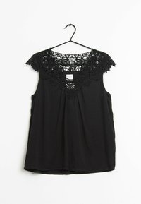 Černý bezramínkový top s krajkovými detaily kolem výstřihu, s volným střihem a mírným nařasením vpředu pro strukturu.