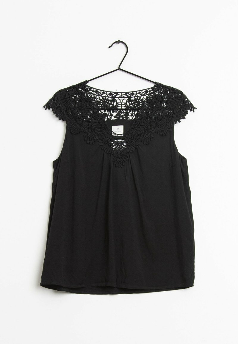 Černý bezramínkový top s krajkovými detaily kolem výstřihu, s volným střihem a mírným nařasením vpředu pro strukturu.