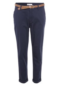 Chinos bleu marine avec une ceinture tressée en cuir tan. Présentent une coupe détendue, des poignets retroussés et des poches avant. Fabriqués en coton léger.