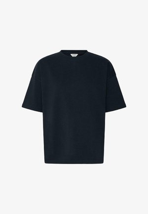 Mustast lõuendist lühikeste varrukatega suurem puuvillane T-särk ümmarguse kaelusega ja langetatud õlgadega, valgel taustal esitletud.