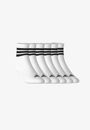 Weiße Sportsocken mit schwarzen Streifen, versehen mit einem gerippten Bündchen und glatter Textur. Sieben Paare sind in einer Reihe angeordnet.