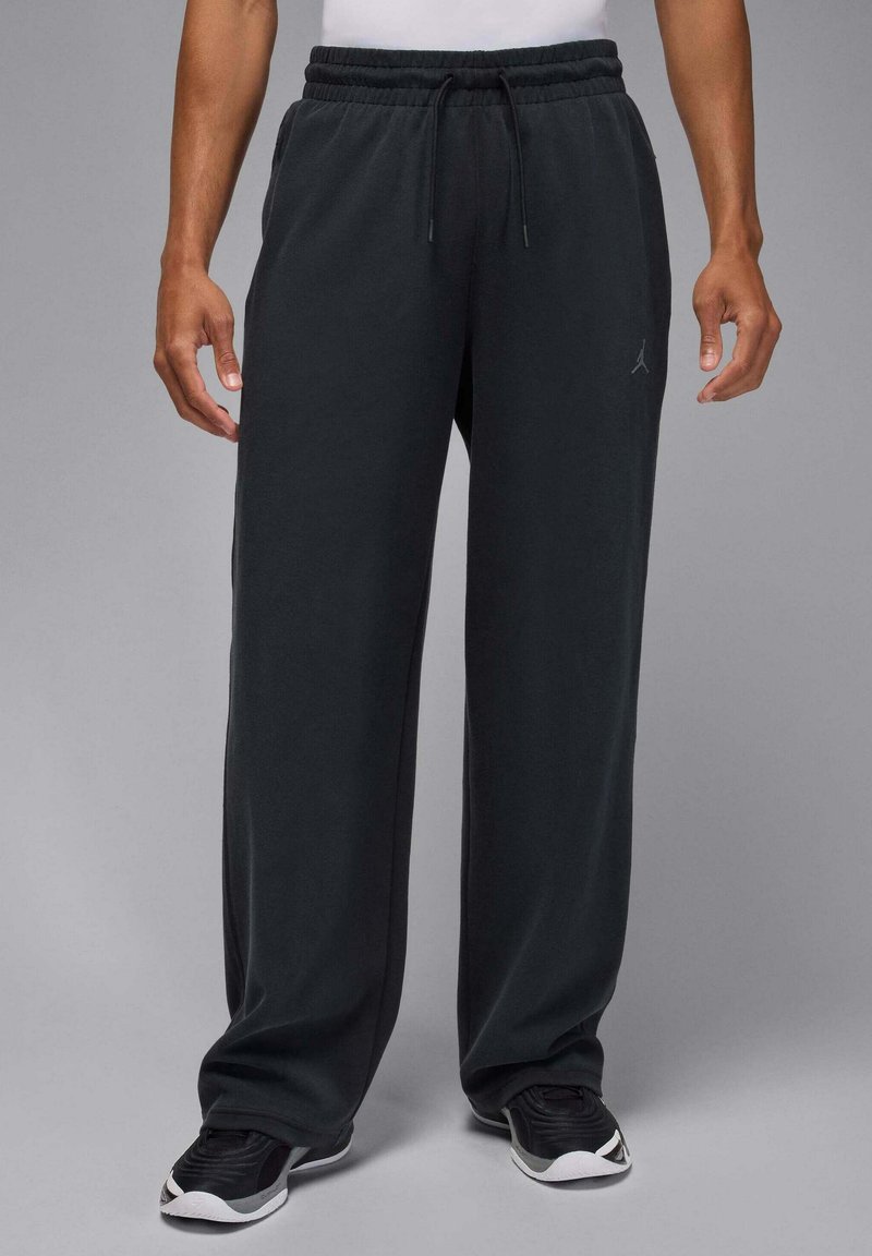Zwarte, loszittende joggingbroek met een elastische tailleband en verstelbare trekkoord. Voorzien van een klein Jordan-logo aan de linkerkant.