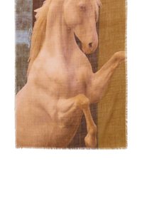 Beżowy szalik z nieostrym nadrukiem konia o miękkich krawędziach. Materiał wygląda na lekki, z frędzlami na końcu.