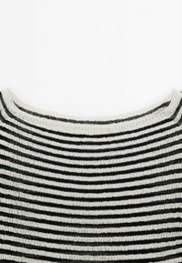 Gros plan sur l'encolure et la partie supérieure d'un haut en tissu côtelé avec des rayures horizontales noires et blanches.