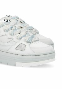 Sneakers bianchi con suola spessa, caratterizzate da un design texturizzato, lacci intrecciati di un blu chiaro e dettagli in rete sui lati.