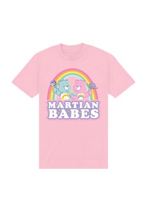 Lyserød t-shirt med et grafisk tryk af to farverige bjørnekarakterer, der holder genstande, med en regnbuebuet og teksten "MARTIAN BABES" nedenfor.