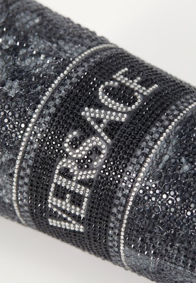 Clutch nera decorata con embellishment simili a cristalli, dettagli in argento e il logo "VERSACE" in lettere in grassetto disposte sul design.