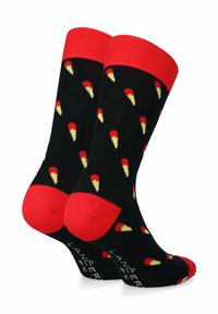 Czarne skarpetki z powtarzającym się wzorem kolorowych lodów w rożkach, posiadające czerwone mankiety i palce, wykonane z gładkiego materiału.