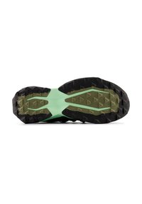 Suola di scarpa da trail running caratterizzata da una base in gomma nera, accenti verdi e un pattern testurizzato per la presa con un design del battistrada geometrico.
