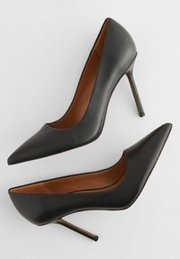 Décolleté neri in pelle con tacco alto, punta affilata, design elegante e un'unica apertura sui lati. Texture liscia; tacco a stiletto sottile.