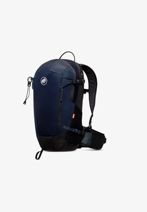 Marineblaue Rucksack mit abgerundeter Form, strukturiertem Stoff, seitlichen Reißverschlüssen, verstellbaren Trägern und einem deutlich sichtbaren Logopatch.
