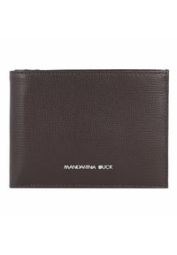 Cartera de cuero marrón con una superficie texturizada y el logo plateado de "Mandarina Duck". Presenta una forma delgada y rectangular con bordes cosidos.