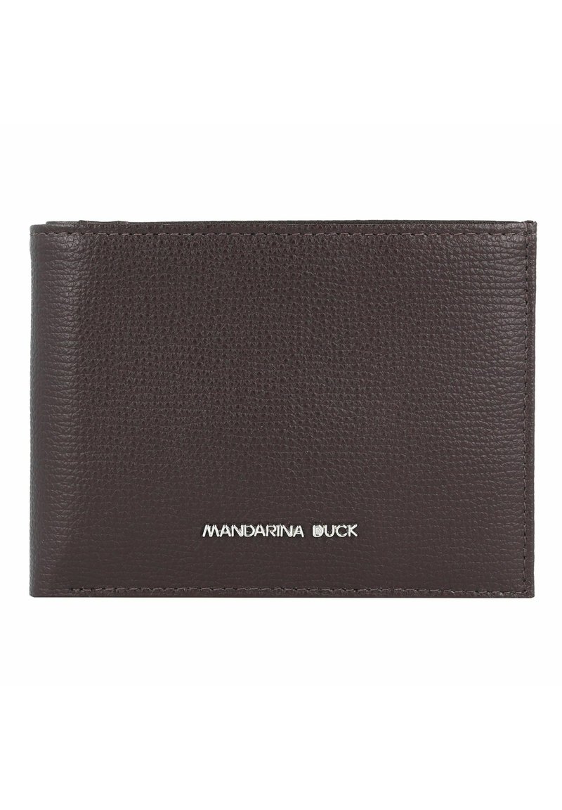 Cartera de cuero marrón con una superficie texturizada y el logo plateado de "Mandarina Duck". Presenta una forma delgada y rectangular con bordes cosidos.