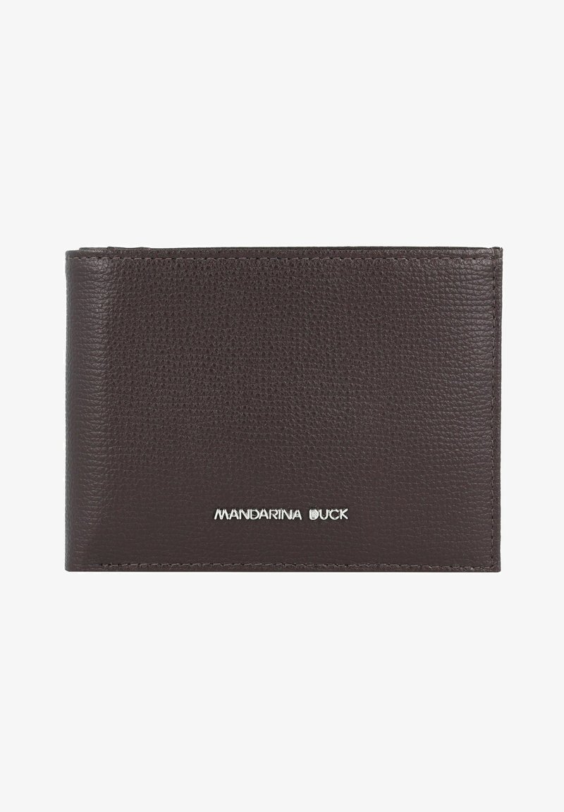 Portefeuille en cuir marron avec une surface texturée et un logo argenté "Mandarina Duck". Il présente une forme rectangulaire mince et des bords cousus.