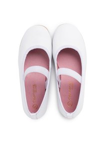 Bailarinas blancas con plantilla suave en color rosa, tiras elásticas, puntera redondeada y suela de goma lisa. Diseño sencillo; sin patrones ni herrajes visibles.