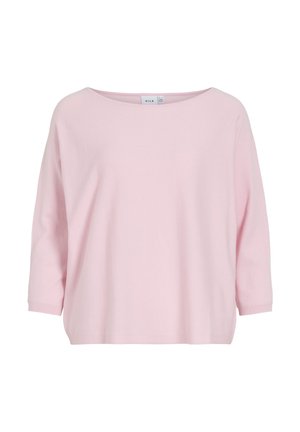 Gaiši rozā sieviešu brīvi pieguļoša džemperis ar 3/4 garuma piedurknēm un plašu apaļu kakla izgriezumu, attēlots uz balta fona.