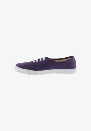 Paarse canvas sneaker met witte rubberen zool en vijf witte oogjes, voorzien van een ronde neus en een gladde textuur. Geen zichtbare patronen of accenten.