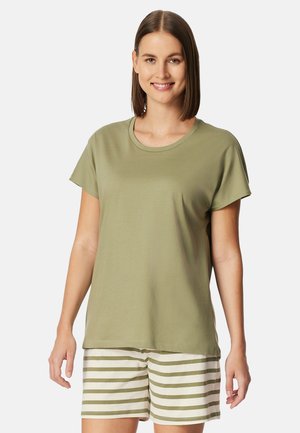 Olivengrøn t-shirt med korte ærmer og rund halsudskæring, kombineret med cremefarvede shorts med grønne horisontale striber. Blødt, afslappet stof.